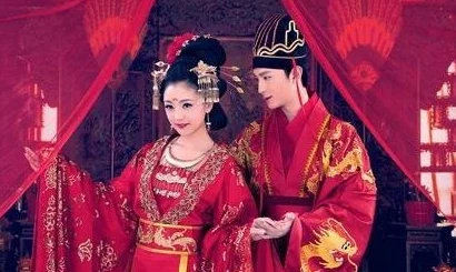 特别漂亮的媳妇和当官的朋友什么？网友热议：美貌与权力的结合是否真的能带来幸福？