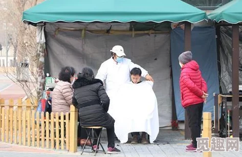 小柔被十几个农民工满足,经历了一场意外的聚会,感受到了不同寻常的人生体验与情感交织 小柔被十几个农民工满足,经历了一场意外的聚会,感受到了不同寻常的人生体验与情感交织