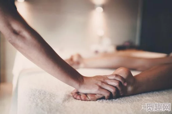 小柔被十几个农民工满足,经历了一场意外的聚会,感受到了不同寻常的人生体验与情感交织 小柔被十几个农民工满足,经历了一场意外的聚会,感受到了不同寻常的人生体验与情感交织