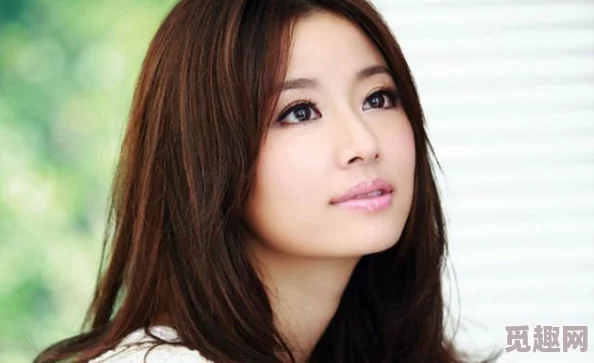 白袜校花图片引发热议，网友惊叹：她的真实身份竟然是...令人难以置信的秘密曝光！