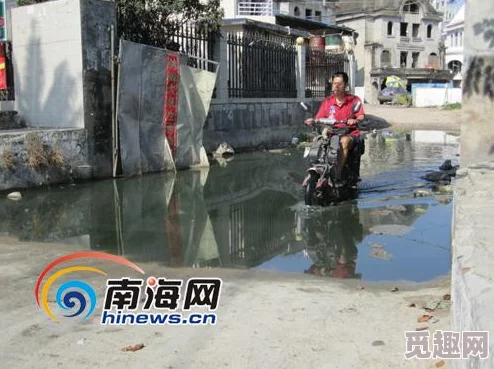 城中村雨天小巷坐着等客，商贩们如何在恶劣天气中坚持生意与生活的故事