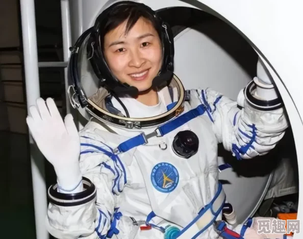 费爵娜：全球首位女性宇航员成功完成火星探险任务，开创人类太空探索新纪元！