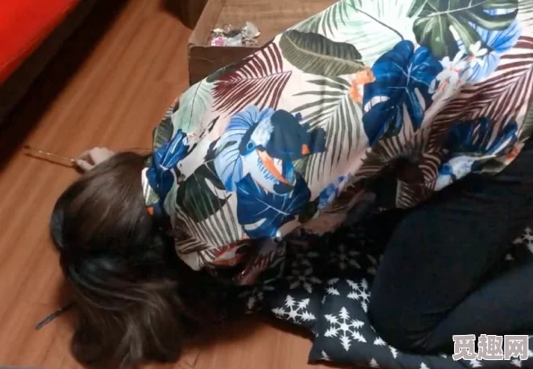 趴跪撅着让主人打屁股，这种行为引发了网友们的热议，有人认为是个人选择，也有人表示不理解