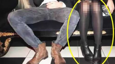 男人扒开女人双腿猛进女人机机里，许多网友对此表示震惊，认为这种行为极其不尊重女性，应该受到谴责