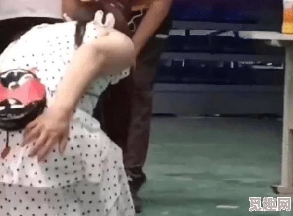 男人扒开女人双腿猛进女人机机里，许多网友对此表示震惊，认为这种行为极其不尊重女性，应该受到谴责
